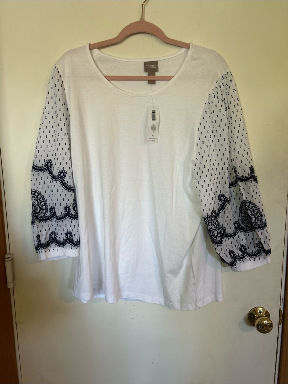 NWT CHICO'S SIZE 4 US 2XL
BOAT NECK 3/4 SLEEVE
EMBROIDERED SLEEVES